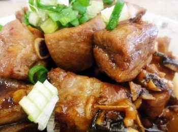 step4: 大火煮開後，加蓋轉小火燜20分鐘左右，開蓋轉大火收濃湯汁，撒上蔥花，蒜蓉燒排骨起鍋。