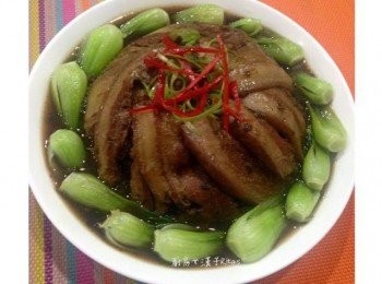 step5: 取出梅乾扣肉時也很簡單, 直接拿一個略有深度的盤子,壓在碗口,兩邊壓緊後翻轉過來即可. 最後放上裝飾的蔥絲和辣椒絲, 梅乾扣肉上菜.
喜歡的話也可以放些略燙炒的青江菜做裝飾