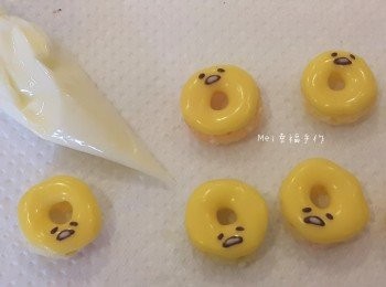 step5: 用白巧克力輕輕在嘴巴內塗滿，就完成可愛又療癒的迷你蛋黃哥甜甜圈囉～