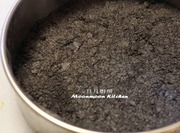step3: 用匙壓平，放回雪柜先冷藏。
