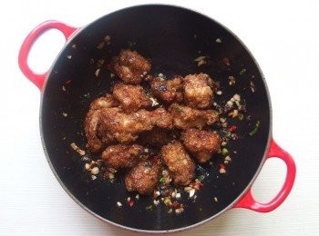 step7: 放入炸好的排骨酥裹上蔥蒜及豆鼓醬汁。