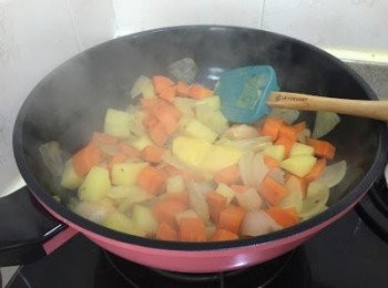 step4: 再加入半碗水關蓋煮至<span class="group_1">食材</span>淋身