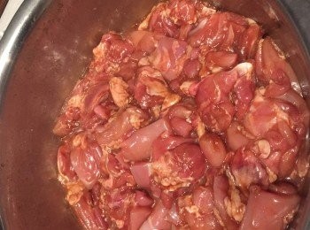 step2: 落液體醃料，撈勻