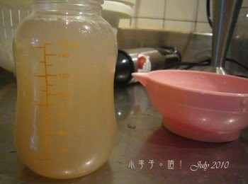 step6: 加入一倍的開水呦。 這是本週李子的點心啦 還是要在2餐奶吃間喝比較OK 2小時候差不多消化完了 在吃副食品剛剛好 也不用擔心吃不完