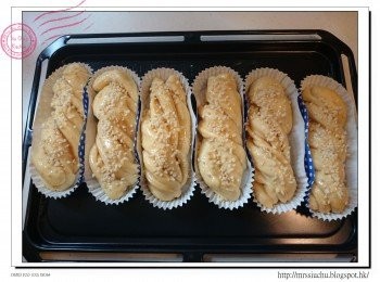 step8: 塗上蛋液, 灑上杏仁粒, 以180度焗15-16分鐘。