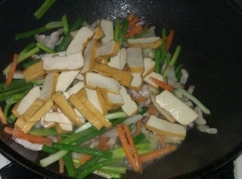 step4: 然後豆乾下鍋，均勻拌炒