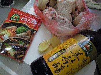 step1: 備好<span class="group_3">材料</span>，將豬腳洗淨、高麗菜撥開葉洗淨備用，