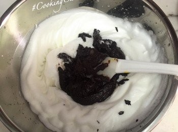 step4: 將巧克力及蛋白一起攪拌