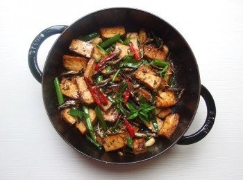 step6: 加入蛋豆干、黑胡椒粉、蔥尾、九層塔，稍加拌炒就可以起鍋。