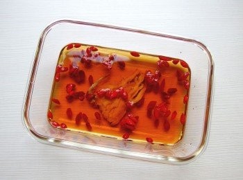 step6: 煮雞腿的同時,準備一個容器(附上蓋)加入紹興酒及海鹽和當歸/枸杞,(以紹興酒1:雞湯1的比例)浸泡出香氣。