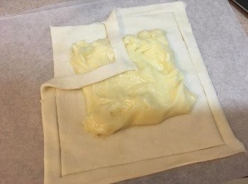 step4: 加1-2湯匙軟忌廉芝士在酥皮中央掃開，把四角闊邊成90度的摺入中間位置