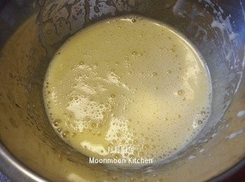 step13: 蛋加入砂糖打至淡黃色，座熱水打發至杰身。