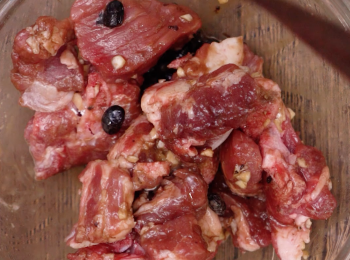 step1: 排骨沖洗擦乾水，加入<span class="group_2">醃料</span>拌勻，醃20分鐘。