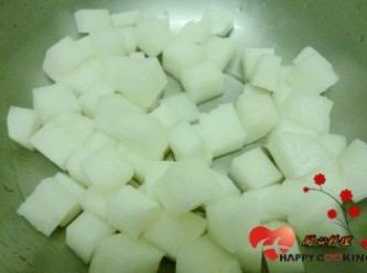 step1: 蘿蔔去皮(不去洗淨也可)切丁加1茶匙鹽蓋著搖晃均勻醃至出水,擠乾水份
