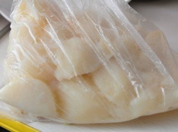 step3: 將馬鈴薯取一個塑膠袋將馬鈴薯均勻壓碎