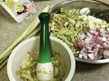 step1: 先將香茅拍扁，只需要白色頂部，切碎, 紅蔥頭切片, 蒜頭切碎, 分3-4次加入石舂中舂爛, 汁也會流出來, 舂好後加入茶袋中再用手榨出汁來, 茶袋也留用