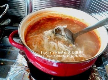 step10: 逐一加入粟米蓉 , 豬肉碎及魚翅瓜拌勻用中火煮滾 , 蓋上蓋轉慢火煮20分鐘