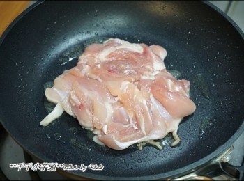 step2: 將雞腿肉較厚的部份用刀稍微劃切斷筋，用海鹽將雞腿肉整片塗抹醃漬約10分鐘，等待時間可以將青蔥切細及將蒜頭切片（也可切末）辣椒切末備用

開中火將醃好的雞腿肉不放油直接放入泰坦黑鑽陶瓷平底鍋乾煎