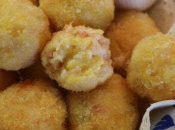 step9: 炸好的芝士蝦球可以直接食用，也可以搭配番茄醬、甜辣醬或沙拉醬食用。