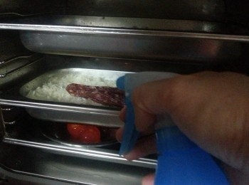 step2: 糯米隔乾水份,要放平隔水蒸45分鐘,每隔15分鐘噴水1次,共噴2次(最後15分鐘可放臘腸於糯米面蒸熟)