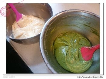 step6: 把一半的蛋糕液分到另一個盤中, 加入已過篩的綠茶粉拌勻。