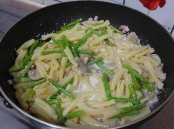 step5: 最後撈起通粉投進<span class="group_2">白汁</span>內， 加入蘆筍段兜炒， 試味， 如需要下少許鹽調味