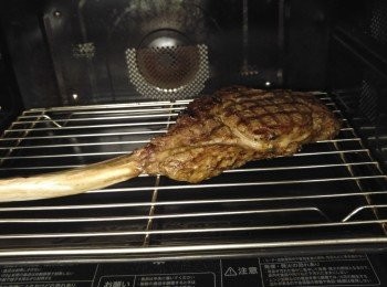step7: 用網架浪高牛扒, 焗15分鐘中途反一反面。(可用錫紙包骨先焗。)