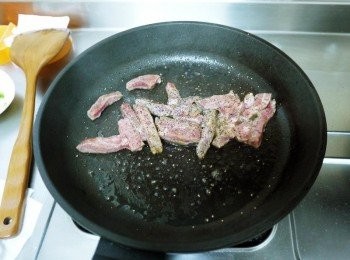 step2: 放入少許的油，撒上少許的黑胡椒粒，​把肉炒至5分熟，撈起備用