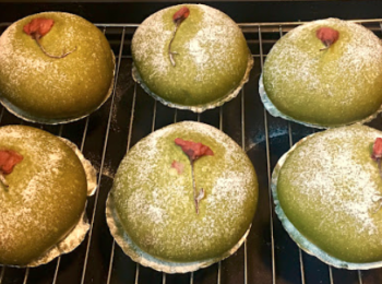 step8: 發酵好後放上櫻花，灑上麵粉做裝飾。