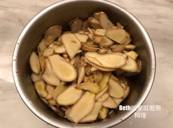 step1: 老薑用刷子輕刷洗淨表皮，連皮切成薄片。