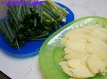 step2: 將啲薑去皮切片，葱就切段。因為我鐘意食葱，所以就加左好多呀~