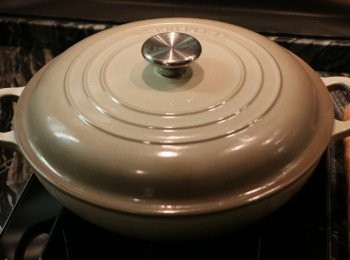 step5: 蓋上鍋蓋，開中火煮2分鐘後，轉小火焗煮10分鐘。