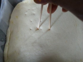 step13: 再用竹籤於四周插上洞