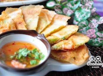 step5: 由於外皮酥脆內餡多蔬菜又不加入魚漿，所以建議使用料理剪刀剪成片狀比較不易散開，再加上市售的泰式酸甜醬做沾醬即可!