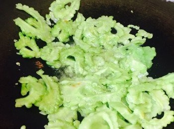 step3: 鑊中放約4湯匙油，燒熱油後放苦瓜，泡油約2分鐘，撈起。將鑊中的油倒掉，但無需洗鑊。