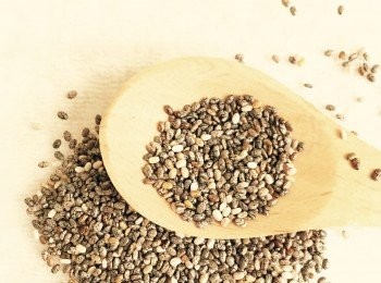 step2: 將Panasonic 慢磨榨汁機果汁出口關閉，倒入椰子水，少許楓糖漿及鹽，再開始將椰子肉、紅菜頭、車里子及香蕉榨汁；待蔬果汁混合後，倒入杯中，再加上奇亞籽及少許裝飾，即成。