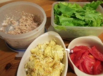 step1: 蛋液少許牛奶拌勻.下鍋炒成嫩蛋 水煮鮪魚瀝乾水分.加入一匙桂冠沙拉拌勻 生菜.番茄洗淨備用