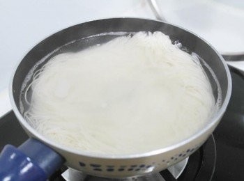 step9: 將麵條放入滾水中煮約3-5分鐘即可^^