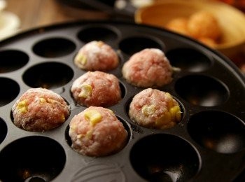 step11: 用小丸子機做自家製粟米肉丸。