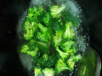 step2: 鍋加入水煮滾、加入少許油和1茶匙粗鹽、倒入西蘭花灼至翠綠熟透、撈起瀝水、鋪在碟上