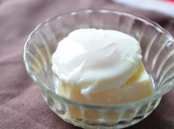 step3: 接著將芙蓉豆腐倒扣在碗中，將冰涼的水煮荷包蛋放在上層，