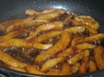 step3: 把豬頸肉回鍋倒入汁料煮至濃稠及沾上豬頸肉便可。最後灑上芝麻。

汁料:
日本清酒2湯匙，日式醬油1.5湯匙，砂糖1.5湯匙，薑汁2.5湯匙。