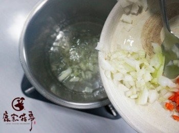 step2: 放入洋蔥絲、紅蘿蔔絲，滾沸後，關小火