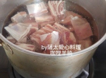 step2: 羊腩放冷水蓋過面氽水，洗乾淨。
