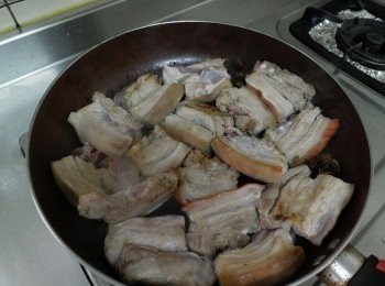 step2: 下少許的香油將五花肉放入大鍋中煎到金黃(亦可用炸)五花肉請肉攤老闆幫你切好~回家就不用在切了