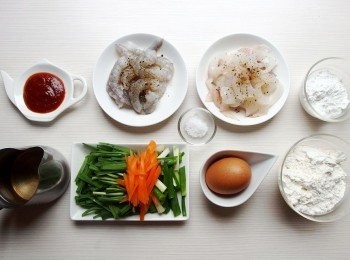 step1: 準備材料。蝦仁去除腸泥,中卷去除外皮切成圈狀。韭菜及青蔥切段。