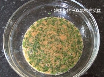 step4: 把罐頭蟹肉、韭菜和蛋拌勻成漿，加入適量鹽和胡椒粉調味。