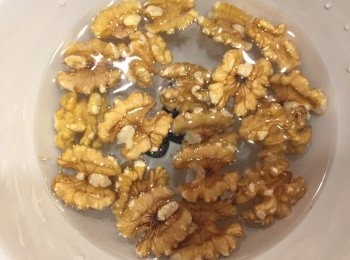 step2: 把核桃浸十分鐘後，洗淨