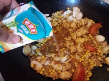 step9: 加入雞湯一同燴煮。