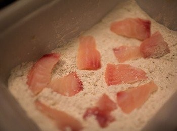 step2: 雕魚沾上薄薄麵粉